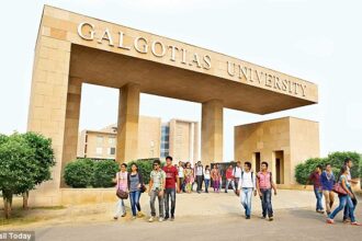 गलगोटिया यूनिवर्सिटी विवाद, Robodog Controversy, Galgotias University News, UP Education News, Robodog India News