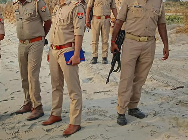 आजमगढ़ मुठभेड़, Azamgarh Encounter News, यूपी पुलिस मुठभेड़, बदमाश गिरफ्तार, उत्तर प्रदेश क्राइम न्यूज, Azamgarh Police Action