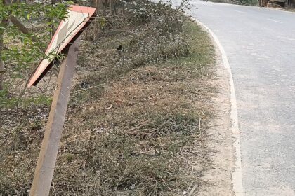 UP tourism department, damaged sign boards, tourist guidance problem, Uttar Pradesh tourism issues, broken poles tourism
