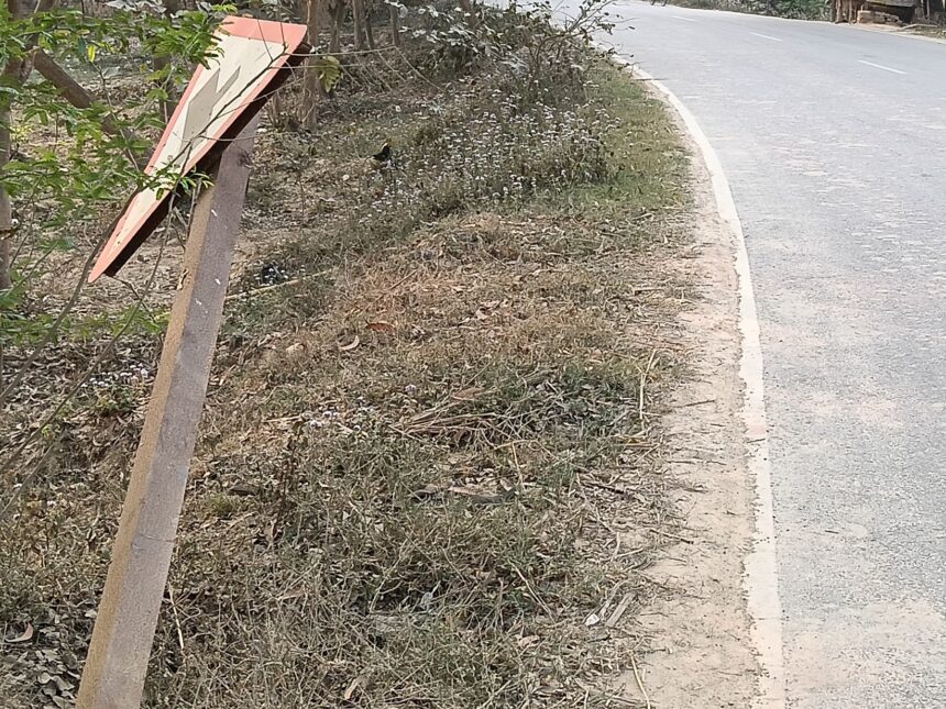 UP tourism department, damaged sign boards, tourist guidance problem, Uttar Pradesh tourism issues, broken poles tourism