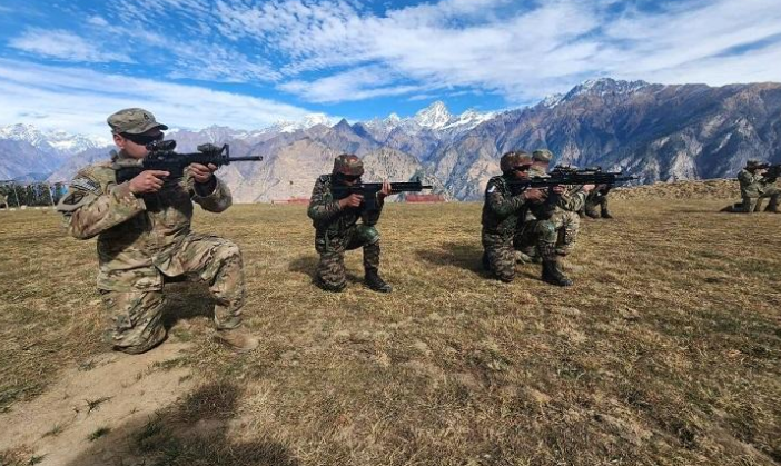 Israel Iran War, LPG Gas Shortage, West UP Gas News, गैस किल्लत, LPG Agency Queue, LPG Cylinder News