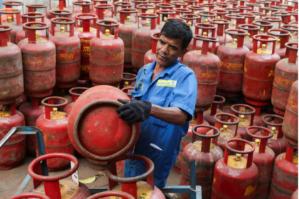 LPG Gas Crisis, दिल्ली गैस संकट, एलपीजी कीमत, LPG price India, Delhi political news