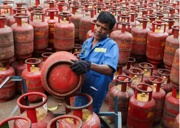LPG Gas Crisis, दिल्ली गैस संकट, एलपीजी कीमत, LPG price India, Delhi political news