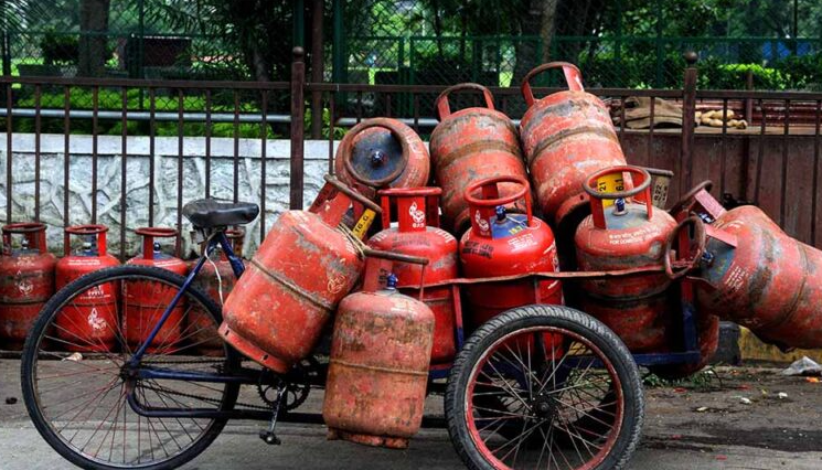 LPG Gas Shortage UP, गैस सिलेंडर ब्लैक मार्केटिंग, LPG Cylinder Price 2500, गैस किल्लत यूपी, LPG Black Marketing News