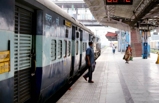 वाराणसी दिल्ली ट्रेन, नई रेल सेवा, अयोध्या रेलवे ठहराव, यूपी रेल खबर, बनारस दिल्ली ट्रेन