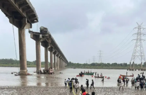 गंभीर ब्रिज वडोदरा, Gambhira Bridge, वडोदरा ब्रिज हादसा, गुजरात न्यूज, ब्रिज रीओपन, दोपहिया वाहन