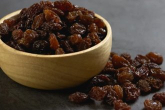 Munakka benefits, soaked munakka benefits, munakka for digestion, munakka for weight loss, munakka health benefits Hindi, dry fruits benefits, immunity booster foods, healthy morning routine