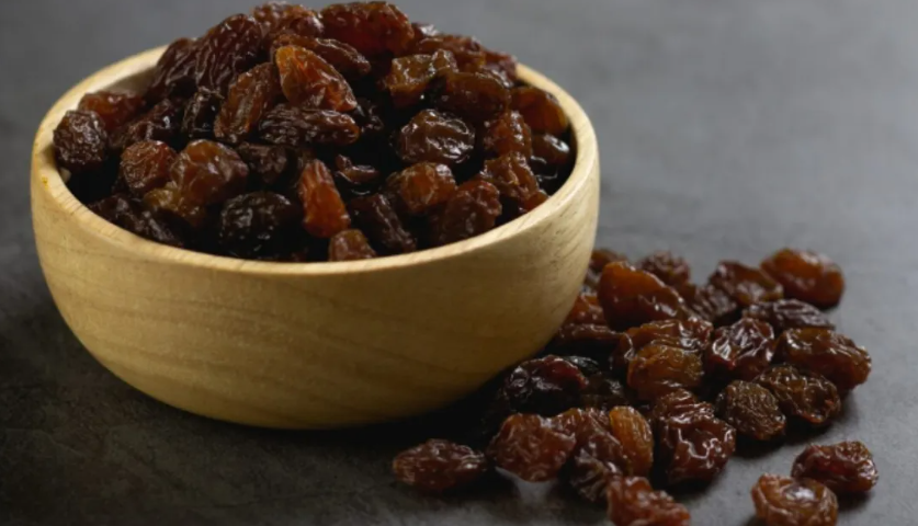 Munakka benefits, soaked munakka benefits, munakka for digestion, munakka for weight loss, munakka health benefits Hindi, dry fruits benefits, immunity booster foods, healthy morning routine