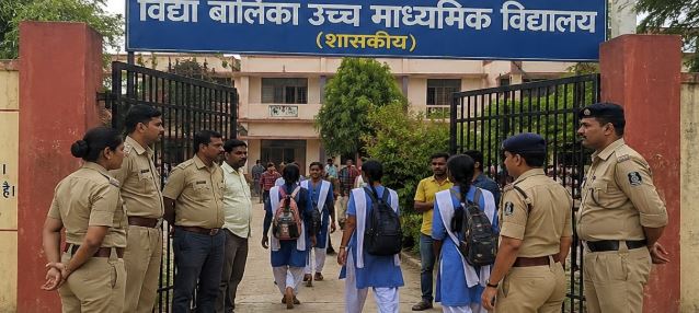 विद्या बालिका स्कूल, यूपी स्कूल समाचार, छात्राओं का धरना, पुलिस ने खुलवाया स्कूल, उत्तर प्रदेश शिक्षा समाचार, बालिका शिक्षा, स्कूल विवाद, यूपी न्यूज