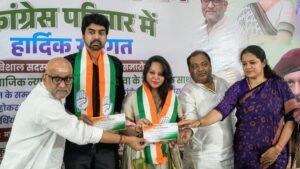 यूपी कांग्रेस में बड़ी ज्वाइनिंग, राकेश वर्मा और फिरदौस बानो शामिल