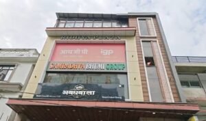लखनऊ के रिधया प्लाजा में फर्जी कॉल सेंटर पर छापेमारी