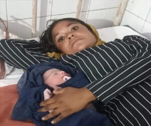 फर्रुखाबाद में बाढ़ के बीच गूंजी किलकारी, बेटे का जन्म