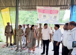 फर्रुखाबाद में बाढ़ प्रभावित गांव पहुंचे DM-SP