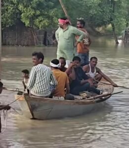 फर्रुखाबाद में बाढ़ प्रभावित गांव पहुंचे अजीत यादव,