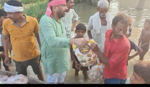 फर्रुखाबाद में बाढ़ प्रभावित गांव पहुंचे अजीत यादव,
