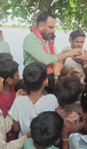 फर्रुखाबाद में बाढ़ प्रभावित गांव पहुंचे अजीत यादव,