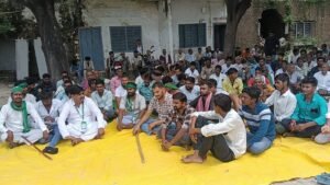 नवाबगंज में बिजली संकट पर किसानों का प्रदर्शन