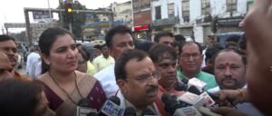 लखनऊ में अखिलेश यादव का पुतला फूंका
