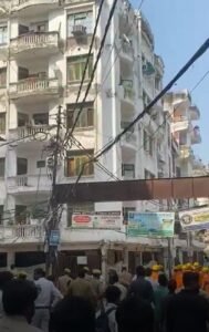 लखनऊ वजीरगंज में एसए अपार्टमेंट का पिलर टूटा