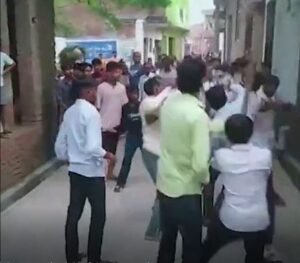 एटा में युवक को घेरकर पीटा
