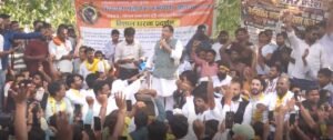 लखनऊ इको गार्डन में पंचायत सहायकों का धरना