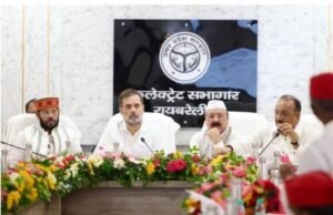 रायबरेली में राहुल गांधी ने सड़कों के गड्ढों पर अफसरों को घेरा