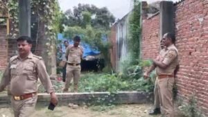 प्रयागराज में जमीन के नीचे मिले नोटों से भरे तीन ड्रम