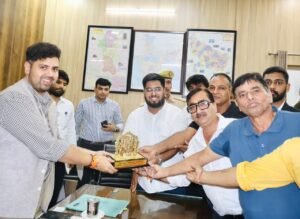 मुरादाबाद में नवागत डीएम अनुनय झा से मिला हिन्दू युवा वाहिनी का प्रतिनिधिमंडल