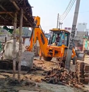 तालाब की जमीन से अवैध कब्जा हटाया