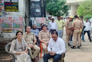 तिकोनिया पार्क में संजय यदुवंशी के समर्थकों की भीड़