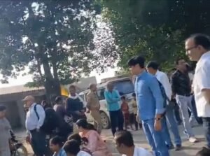 फर्रुखाबाद में संविदा कर्मचारियों को पुलिस ने रोका