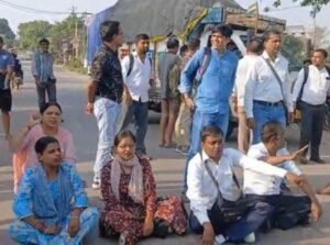 फर्रुखाबाद में संविदा कर्मचारियों को पुलिस ने रोका