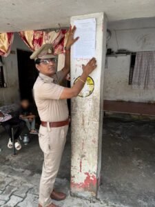 सिद्धार्थनगर में निजाम अहमद अंसारी के घर नोटिस चस्पा