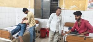 वाहन चेकिंग में बाइक गिरी, दो युवक घायल