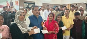 मुरादाबाद में कुंदरकी विधायक ने 4 सखियों को दिए 5,100-5,100 रुपये