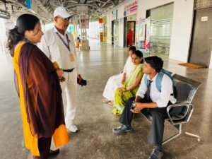 पीलीभीत रेलवे स्टेशन पर यात्रियों को स्वच्छता का पाठ