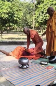संकिसा स्तूप में भिक्षुओं के बीच हाथापाई