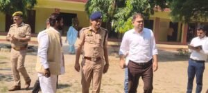 डीएम और एसपी ने मतदान केंद्रों का किया निरीक्षण
