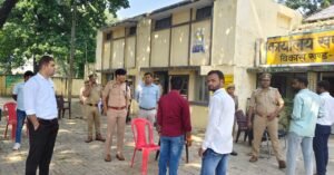 डीएम और एसपी ने मतदान केंद्रों का किया निरीक्षण