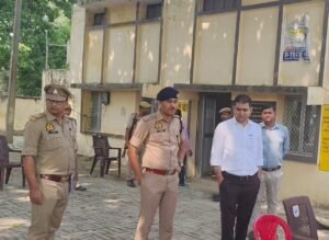 डीएम और एसपी ने मतदान केंद्रों का किया निरीक्षण
