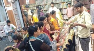 करवाचौथ से पहले फर्रुखाबाद के बाजारों में बढ़ी रौनक