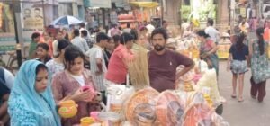 करवाचौथ से पहले फर्रुखाबाद के बाजारों में बढ़ी रौनक