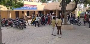 मूर्ति विसर्जन को जा रहे श्रद्धालुओं का थाने में हंगामा