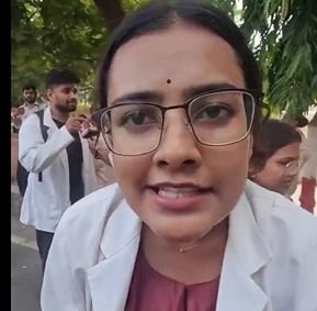 लखनऊ में महिला डॉक्टरों का प्रदर्शन