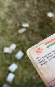 नहर किनारे मिले 300 तक आधार कार्ड,