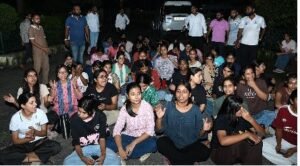 खराब खाने को लेकर छात्राओं का धरना