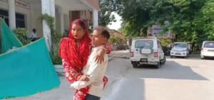 दिव्यांग महिला को गोद में लेकर DM के पास पहुंचा फरियादी