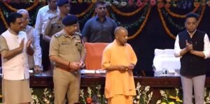 CM योगी ने 26 पुलिसकर्मियों को दिए वीरता पदक