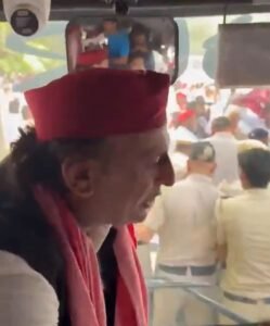 EC के खिलाफ प्रदर्शन में अखिलेश यादव हिरासत में